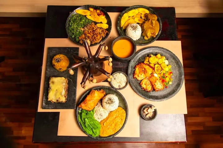 Um restaurante de São Paulo tem ganhado destaque por celebrar a culinária africana com pratos tradicionais de países como Angola, Mali e Nigéria. Reprodução: Flipar