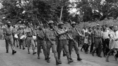 No fim dos anos 60, Pelé realizou com o Santos foi uma turnê de jogos amistosos pelo governo da Nigéria, que vivia uma guerra civil (conhecida como Guerra da Biafra). De acordo com os relatos, para o time chegar ao estádio Ogbe com segurança, o governo decretou um cessar-fogo. Ao fim da viagem, a equipe do Santos voltou para o Brasil e o conflito recomeçou. - Foto: Peter Williams/Wikimedia Commons