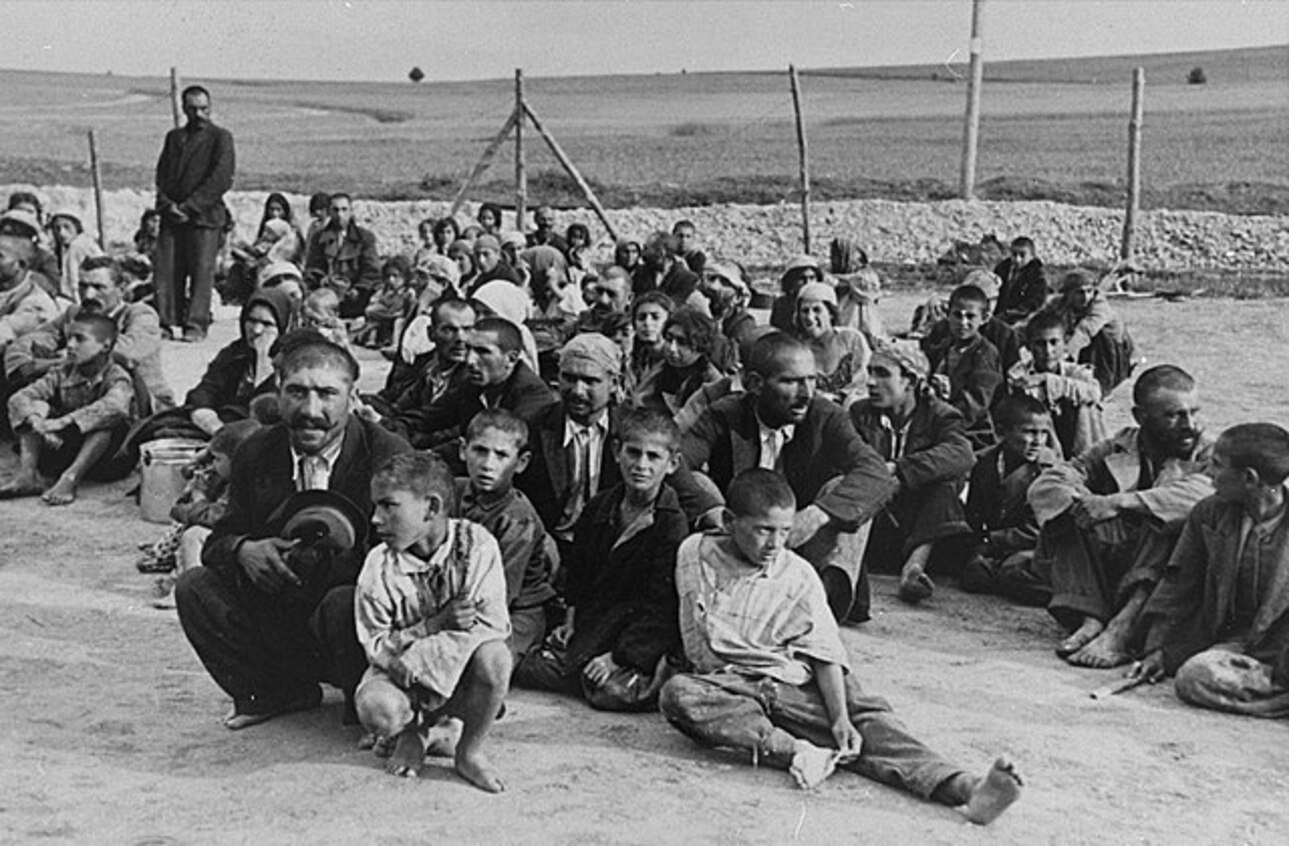 Durante a Segunda Guerra Mundial (1939-1945), os ciganos foram alvo de perseguição e foram colocados em campos de concentração pelos nazistas. Reprodução: Flipar