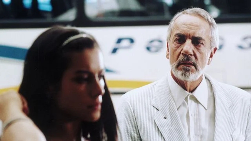 No entanto, sua carreira de atriz começou efetivamente em 2004, quando protagonizou ao lado de Paulo José o filme “Benjamin”, da cineasta Monique Gardenberg, uma adaptação de romance de Chico Buarque. 
 Reprodução: Flipar