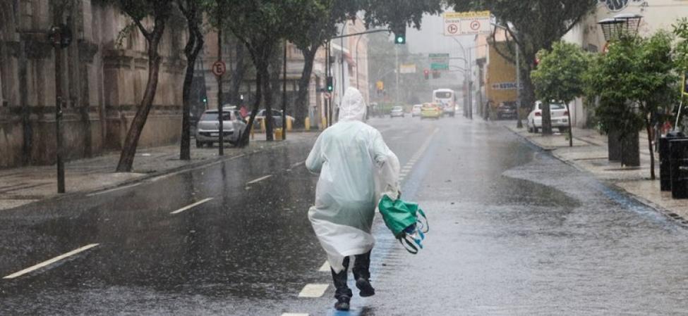 OIM e Ministério da Saúde lançam cartilha sobre chuvas: A OIM e o Ministério da Saúde lançaram uma cartilha multilíngue com orientações sobre chuvas e enchentes para migrantes, refugiados e apátridas no Brasil. A cartilha está disponível em espanhol, inglês, francês, creole haitiano e mandarim. Foto: Divulgação