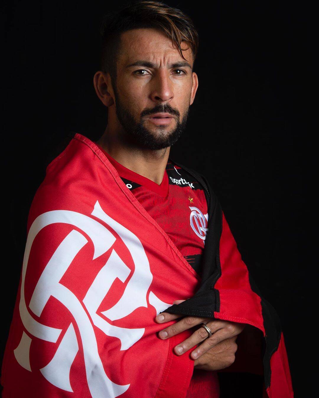 Com Covid, Mauricio Isla, do Flamengo, aparece isolado da mulher