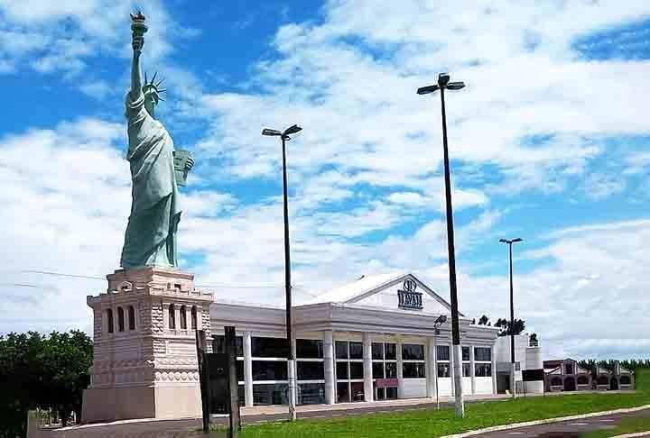 Araçatuba, SP - A Estátua da Liberdade da Havan em Araçatuba é uma réplica da original nos EUA, com 35 metros de altura, localizada em frente à filial da loja. Araçatuba é uma cidade conhecida pela produção agrícola e cultura pecuária, a 530 km da capital paulista. Reprodução: Flipar