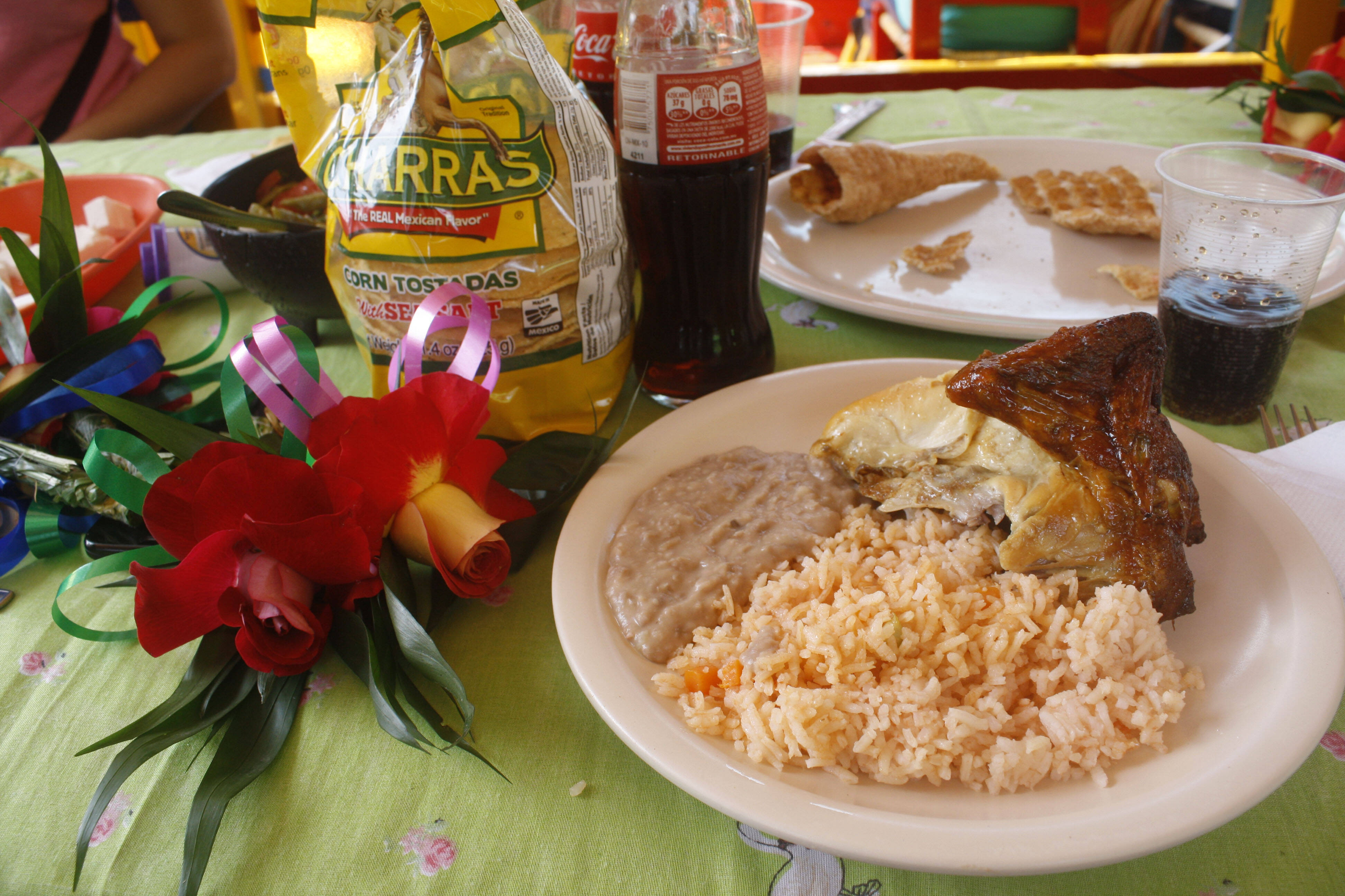 É possível alugar o barco e também o serviço de almoço. No menu, arroz, feijão (uma pasta, como os mexicanos comem) e frango assado. Foto: Nina Ramos/iG