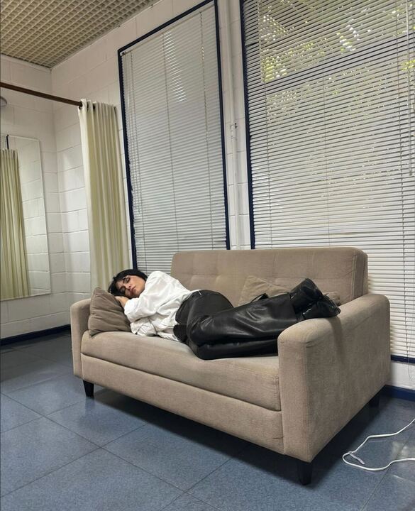 Cleo Pires cochilando no sofá Reprodução: Instagram