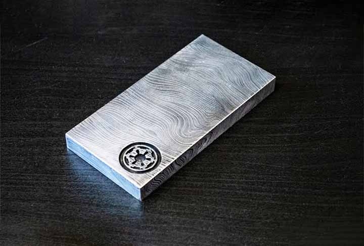 Beskar (Star Wars) – Um metal raro e resistente encontrado no universo Star Wars, particularmente associado aos Mandalorianos.  Reprodução: Flipar
