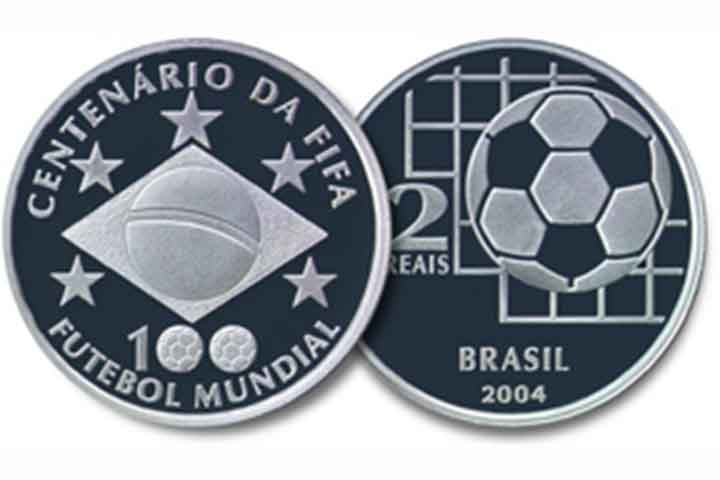 2004: Em homenagem ao Centenário da FIFA, foram fabricadas 25 mil unidades de moedas de R$ 2. Reprodução: Flipar