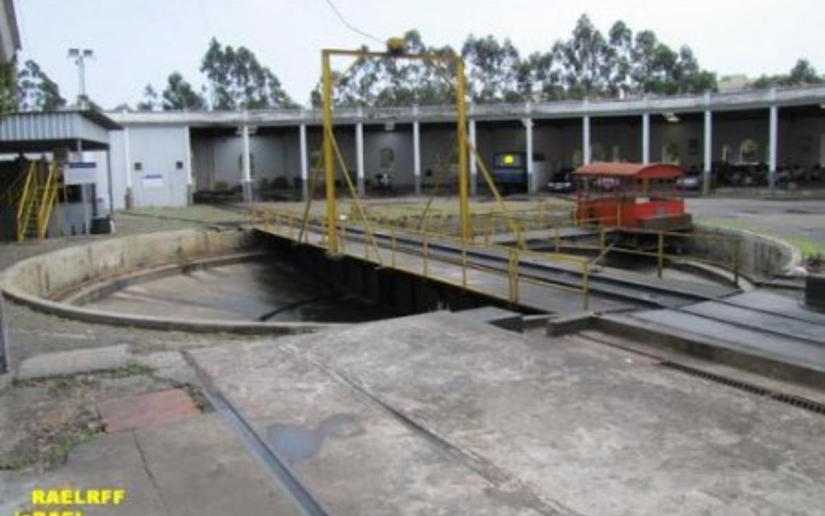 Bauru (SP): Não há registro exato da inauguração da rotunda de Bauru, mas documentos indicam que foi reformada em 2007. Fotografias dos anos 1920, 1930 e 1947 mostram a relevância do espaço.  O prédio abrigava locomotivas da Estrada de Ferro Noroeste do Brasil, mas sua situação atual é incerta. Em 2009, imagens apontavam para uso precário.  Uma curiosidade é que a rotunda possuía grande capacidade operacional, sendo um dos símbolos da ferrovia no centro do estado.. Foto: Reprodução/Estações Ferroviárias do Brasil