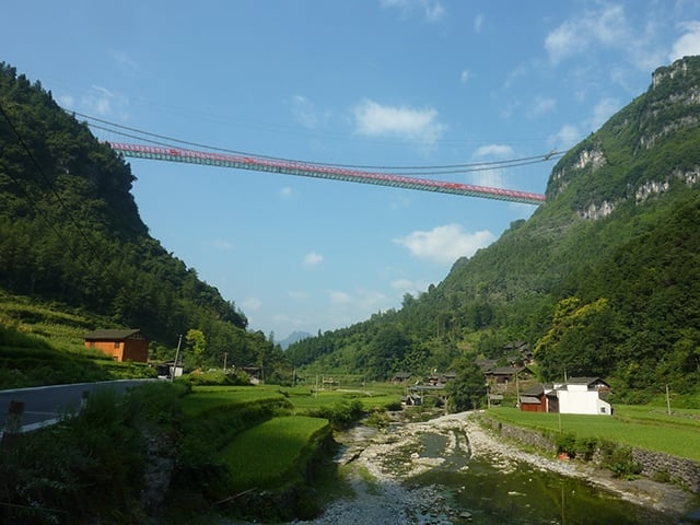 Aizhai - 350m - A ponte suspensa foi inaugurada em 2011 como parte de uma via expressa em Chongqing, na China.  Reprodução: Flipar