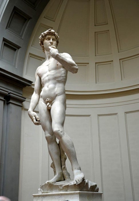 O gênio de Michelangelo já havia causado assombro outras vezes. Em 8/9/1504, a estátua de David foi exibida pela primeira vez. Dá pra imaginar o espanto das pessoas ao verem obra tão perfeita, em frente ao Palazzo della Signoria, sede do governo de Florença na época.. Reprodução: Flipar