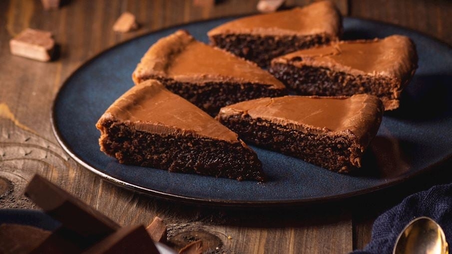 5º - Kladdkaka (Suécia): Uma das sobremesas suecas mais populares é um rico bolo de chocolate conhecido como kladdkaka. Esta clássica criação sueca combina ovos, cacau (ou chocolate), manteiga, açúcar e farinha em uma sobremesa densa e deliciosa. Durante o cozimento, o bolo deve permanecer sempre úmido no centro, enquanto a camada externa se transforma em uma camada fina e crocante. Reprodução: Flipar