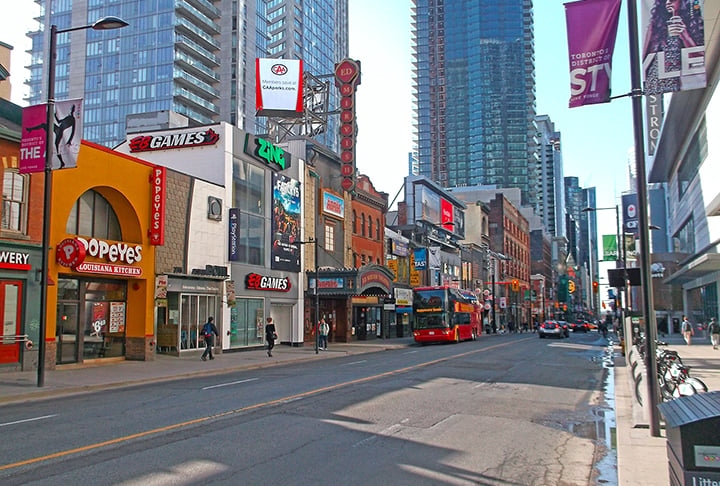  Agora, continuaremos na América do Norte: Younge Street, em Toronto, no Canadá.  Reprodução: Flipar