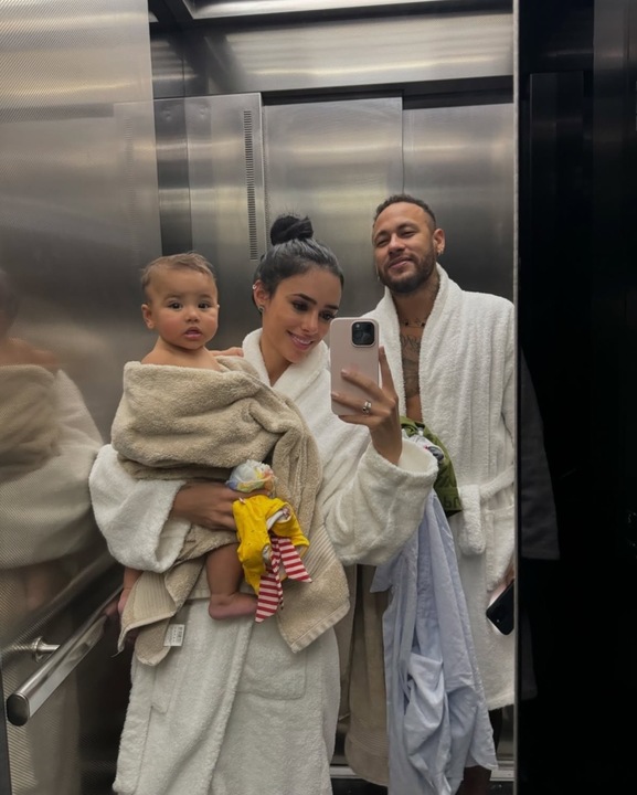 Bruna Biancardi com Neymar e Mavie Reprodução: Instagram