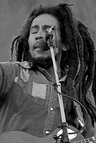 Ele foi cantor, compositor e guitarrista. Marley morreu precocemente, aos 36 anos, e teve apenas 18 anos de atividade profissional, mas deixou um legado inesquecível.  Reprodução: Flipar