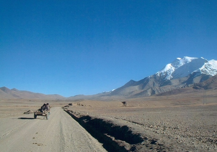 O transporte no Nepal é dominado por rodovias, com cerca de 28 mil km de estradas, enquanto a rede ferroviária é mínima, com apenas 59 km. Reprodução: Flipar