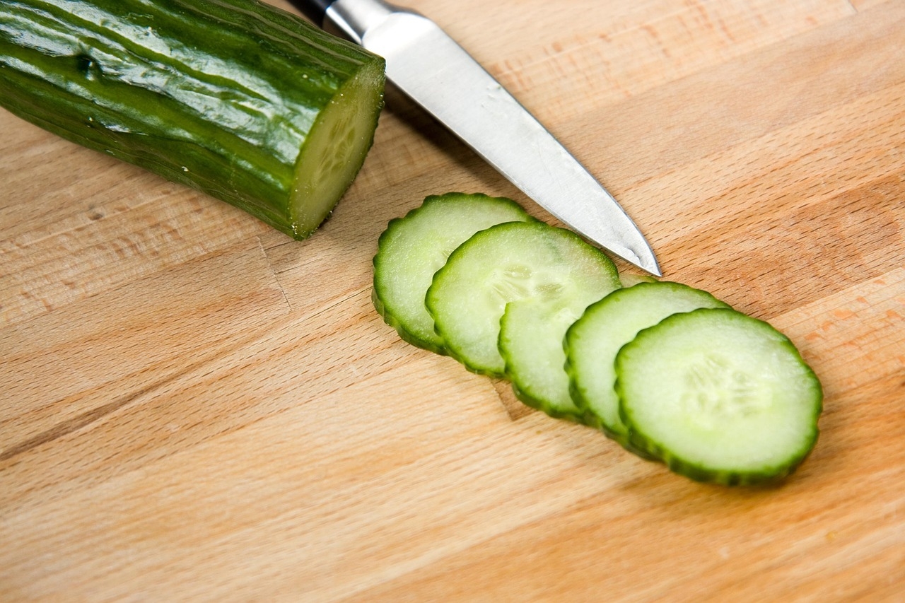 O fruto também contém sílica, um mineral que favorece o fortalecimento do cabelo e das unhas. A sílica contribui para a formação do colágeno, uma proteína essencial para manter a integridade das células do corpo e proporcionar maior resistência aos cabelos e unhas. Reprodução: Flipar