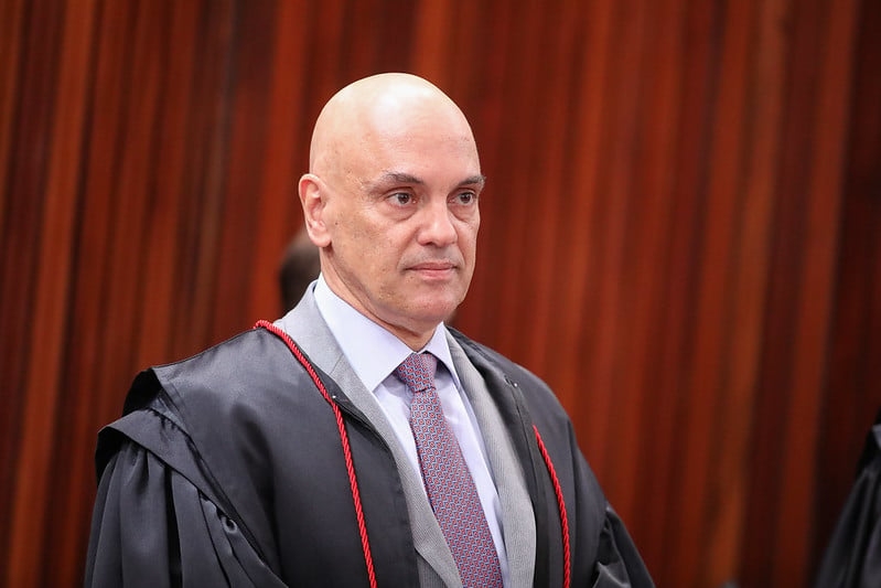 Moraes ganhou holofotes nos últimos anos por comandar inquéritos das fake news e das milícias digitais e se tornar alvo do bolsonarismo. Relatório da Polícia Federal apurou que o ministro do STF, assim como Lula e Geraldo Alckmin, eram alvo de um plano de assassinato de autoridades após o fim da eleição de 2022. 
 Reprodução: Flipar