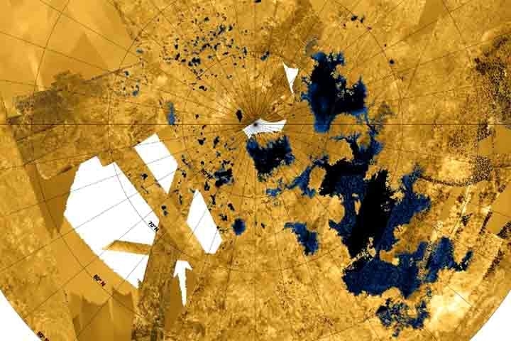 Titã apresenta lagos de metano líquido em sua superfície. A distância dessa lua de Saturno à Terra é de aproximadamente 1,2 bilhão de quilômetros. Reprodução: Flipar