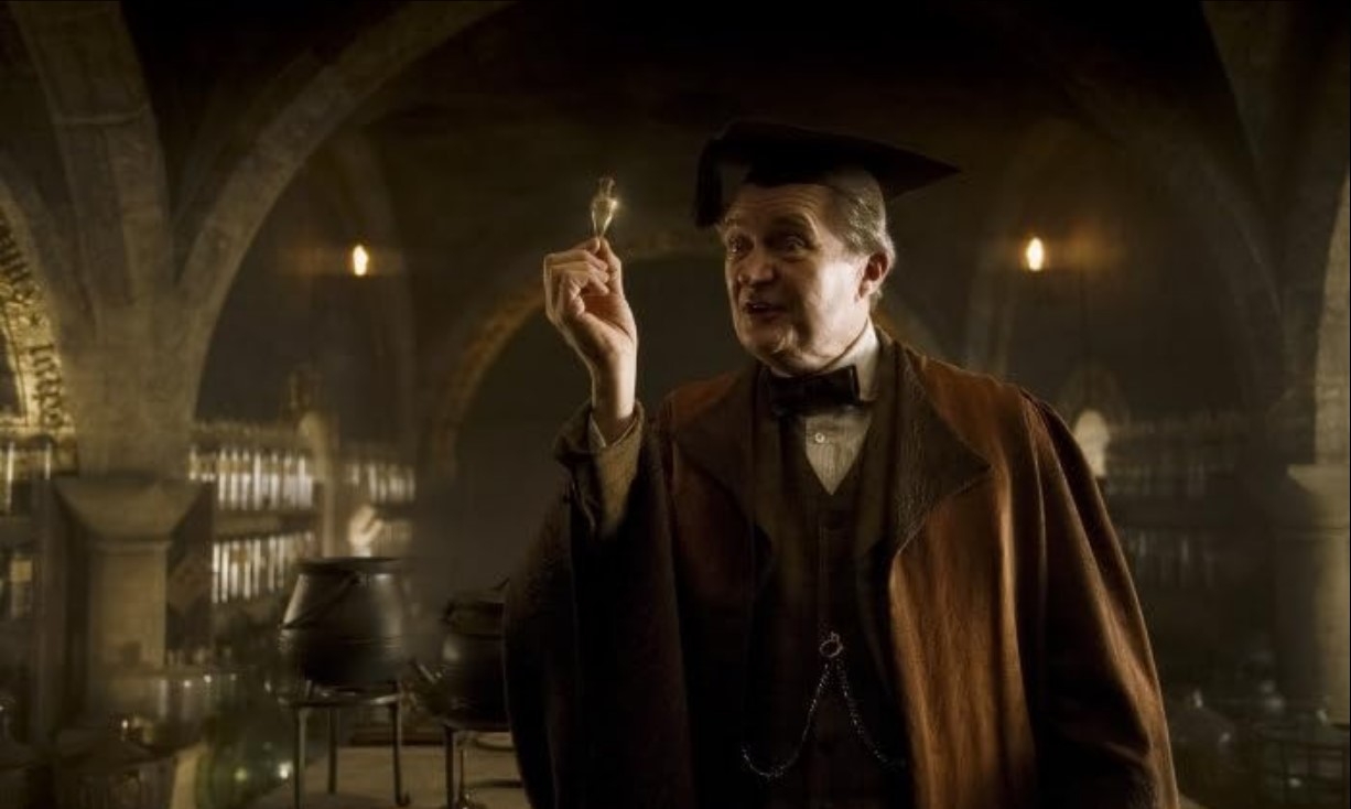 Horácio Slughorn (Jim Broadbent) – Professor de Poções e ex-líder do Clube do Slugue. Tem talento para reconhecer bruxos promissores e revela informações cruciais sobre as Horcruxes de Voldemort. Reprodução: Flipar
