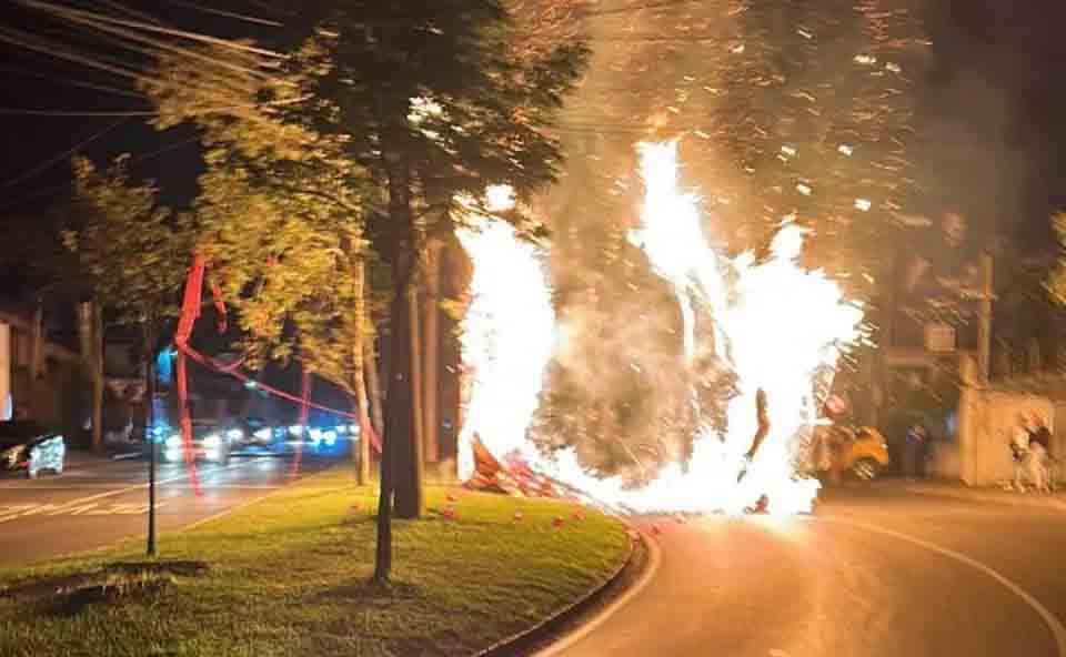 Em maio de 2023, um balão provocou incêndio em frente ao Hospital da Polícia Militar, no Jardim Botânico, em Curitiba. Por pouco, não atingiu a unidade de saúde. Bombeiros correram para apagar as chamas.  Reprodução: Flipar