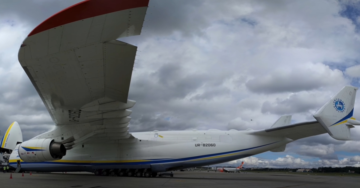 O Antonov media 18,2 metros de altura – o equivalente a um prédio de seis andares