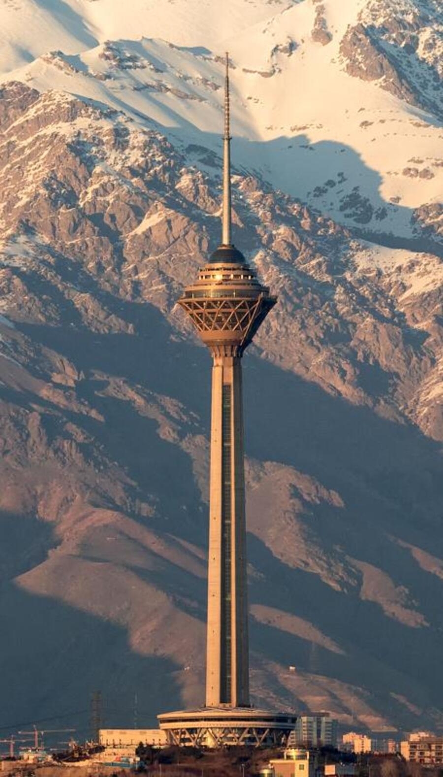 Torre Milad - 435 metros - Irã -  Foi inaugurada em 2007, 11 anos após o início da construção, na capital Teerã. Com design moderno, a torre possui em seu interior diversas instalações, como restaurantes, centros comerciais, escritórios e um hotel de luxo. Reprodução: Flipar