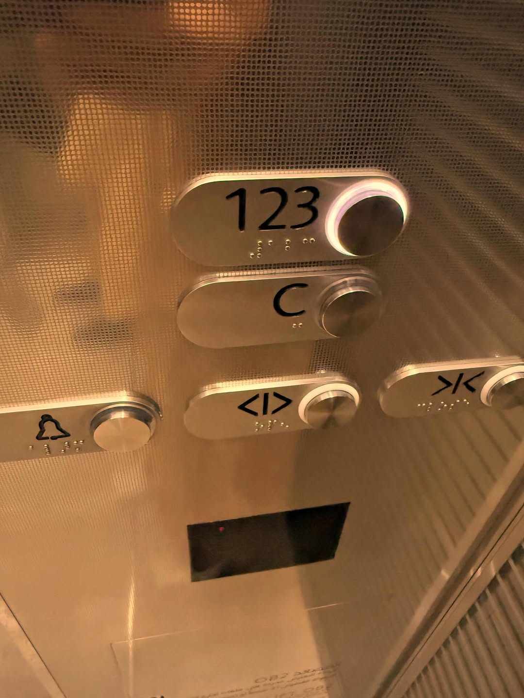 Giovanna Ewbank posa de biquíni em hotel de luxo durante viagem a Dubai. Foto: Instagram