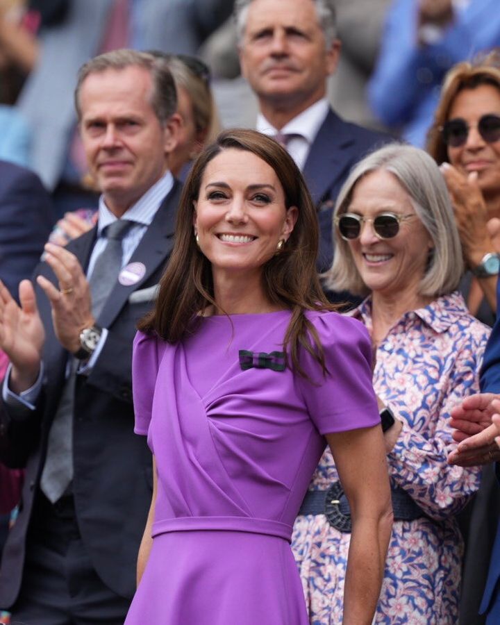 A esposa de William apareceu com um vestido roxo midi que possui um segredo por trás Reprodução/Instagram