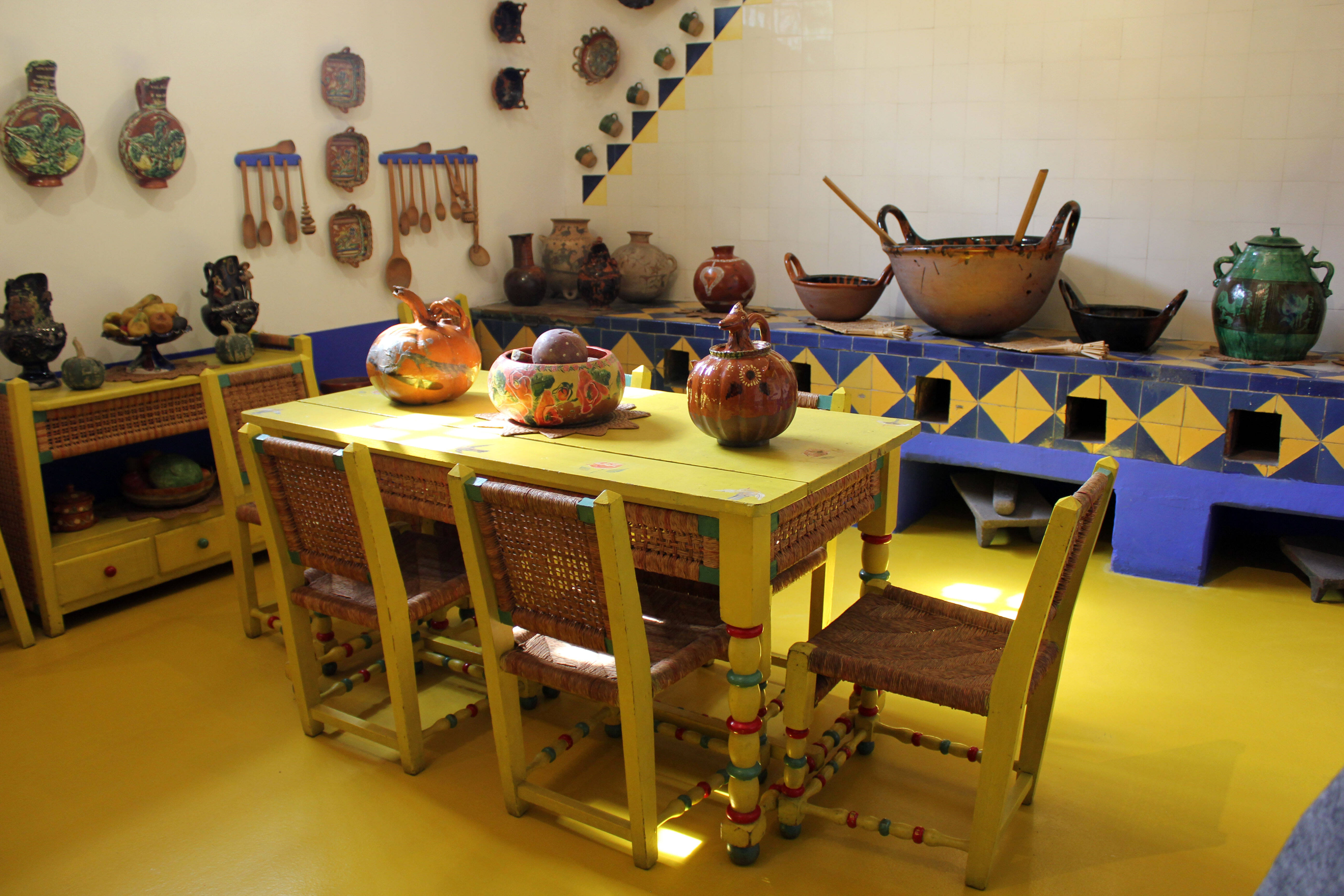 Os ambientes da casa, como a cozinha, em destaque na foto, permanecem como eram na época de Frida. Foto: Nina Ramos/iG