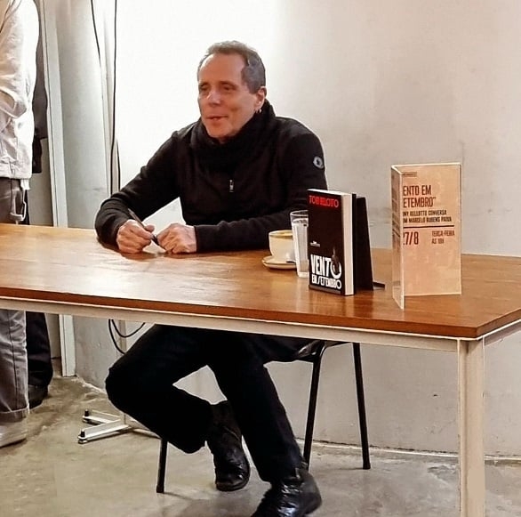 Nascido em 30 de julho de 1960, em São Paulo, Bellotto é conhecido não só por sua habilidade musical, mas também por sua carreira literária, tendo publicado vários livros, incluindo romances e crônicas. Reprodução: Flipar