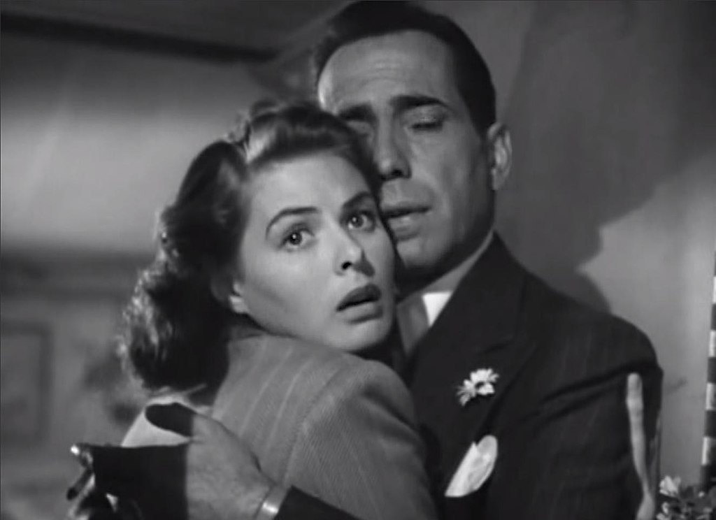 O maior papel de sua carreira foi ao lado de Humphrey Bogart no clássico Casablanca (1942).  Bergman foi três vezes premiada com o Oscar, duas como atriz principal e uma como coadjuvante, sendo a única intérprete nórdica, dentre homens e mulheres, a ganhar uma estatueta por atuação em um papel principal. Reprodução: Flipar