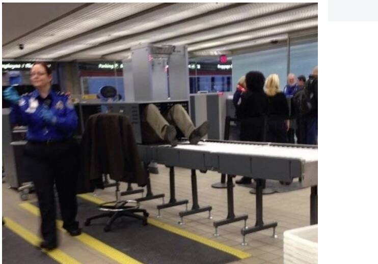 Para evitar quaisquer problemas com a equipe de segurança do aeroporto, este passageiro decidiu tomar uma medida drástica e mergulhar no scanner. Foto: Reprodução/The Sun/Snap Viral