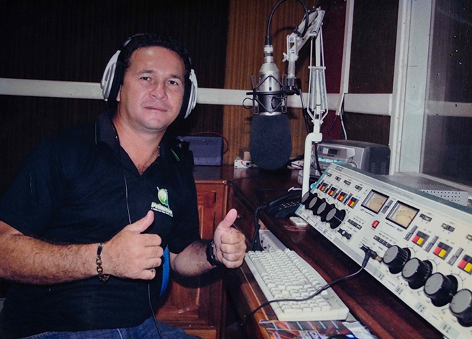 Em 21/6/2018, o radialista Jairo de Souza, 43 anos, foi baleado e morreu quando chegava à Rádio Pérola, em Bragança (Pará).  Reprodução: Flipar