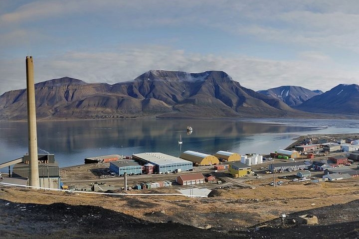 Svalbard, apesar de sua localização remota no Ártico, possui depósitos de carvão e fiordes acessíveis, o que historicamente favoreceu a mineração.  Reprodução: Flipar