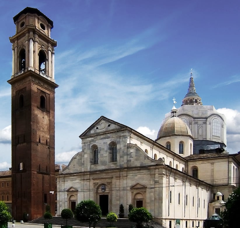 Catedral de Turim: Situada no norte da Itália, a igreja dedicada a São João Batista, foi construída entre 1491 e 1498 no local do antigo teatro romano. É famosa mundialmente por guardar o Santo Sudário, cuja capela foi adicionada à estrutura em 1668-1694.   Reprodução: Flipar