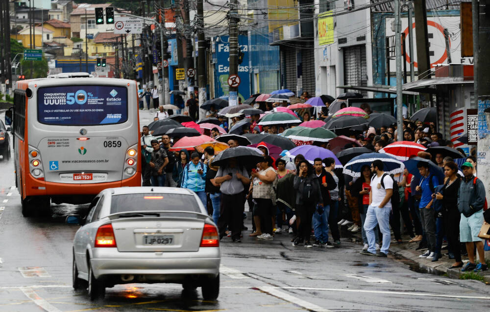 Em Osasco na Grande São Paulo, pontos de ônibus ficam lotados por causa da falta de trem da CPTM, na manhã desta segunda-feira (10). Foto: Aloisio Mauricio/Fotoarena/Agência O Globo