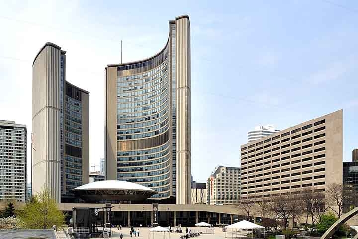 Toronto tem um governo municipal liderado por um prefeito e um conselho da cidade. Como parte do Canadá, segue o sistema parlamentarista e está dentro da província de Ontário.
 Reprodução: Flipar