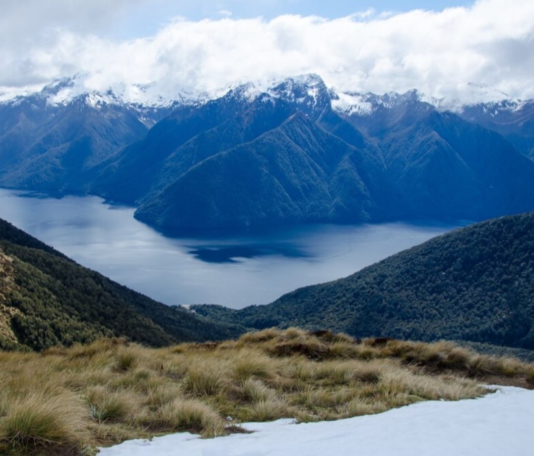 Fiorde Cornau - Chile - Integra o  Campo de Gelo da região da Patagônia, no Sul do  país. Uma area repleta de fiordes com  bacias aprofundadas, línguas de gelo e enormes icebergs compondo a paisagem, onde os turistas a bordo de cruzeiros veem várias  espécies da fauna nativa. Reprodução: Flipar