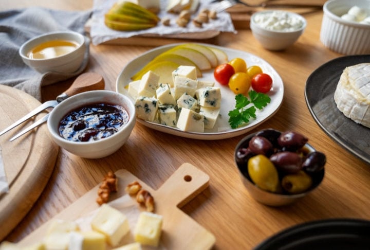 Gastronomia: A culinária cretense é conhecida por ser saborosa e saudável. As receitas da ilha são feitas em geral com produtos frescos, como azeite de oliva, queijo, mel e frutas.  Reprodução: Flipar