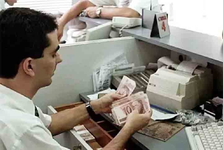 Caixa - As longas jornadas são um dos aspectos mais desanimadores. Além disso, os salários são baixos e os patrões costumam exercer uma pressão constante sobre os funcionários que ficam no caixa.  Reprodução: Flipar