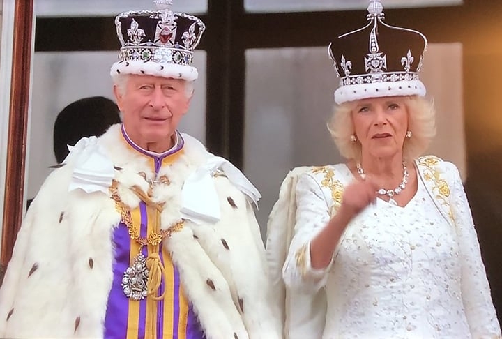 A Rainha Elizabeth II morreu no dia 8 de setembro de 2022. Ela teve o reinado mais longo da história do Reino Unido - 70 anos e 214 dias. Após sua morte, o filho assumiu o trono com o título de Rei Charles III. 
 Reprodução: Flipar
