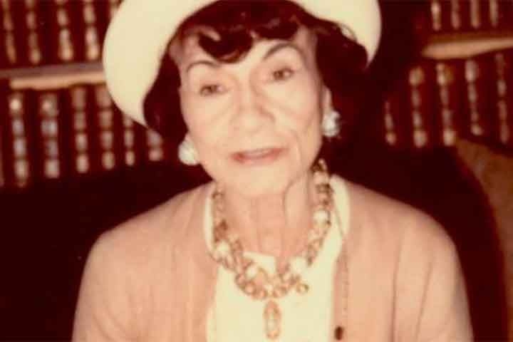 Em 1910, inaugurou sua primeira loja em Paris, a Chanel Modes, inicialmente dedicada à chapelaria. À época, ela passou a se tornar conhecida quando Gabrielle Dorziat, atriz de teatro, usou seus chapéus na peça “Bel Ami”.
 Reprodução: Flipar