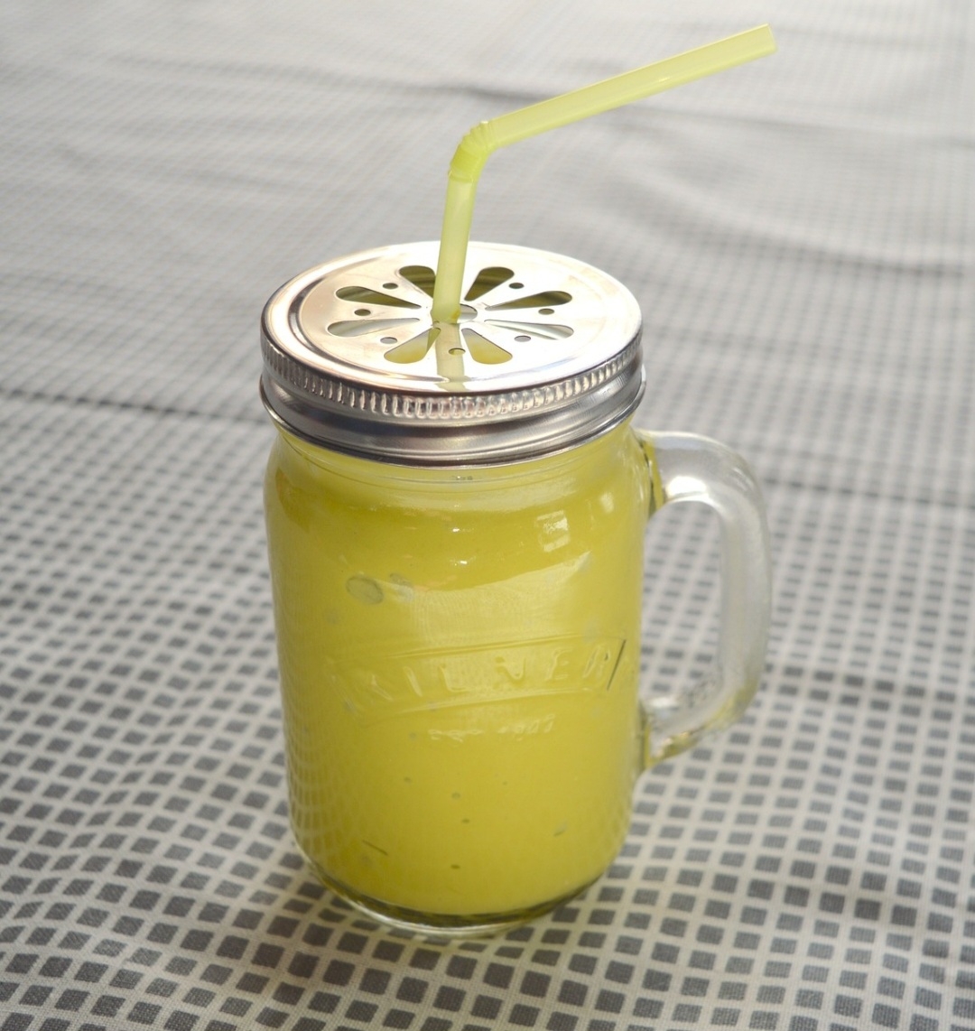 A manga é uma fruta muito versátil e inclusive a sua casca pode ser consumida, ao natural ou em preparações como suco. Refrescante e saboroso, esse líquido ajuda a renovar suas energias e geralmente acompanha as principais refeições.  Reprodução: Flipar