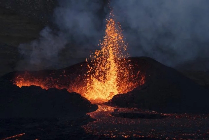 No entanto, apesar de usufruir dos minerais expelidos pelos vulcões, a população também sofre as consequências das erupções. E não apenas do Krakatoa.  Reprodução: Flipar