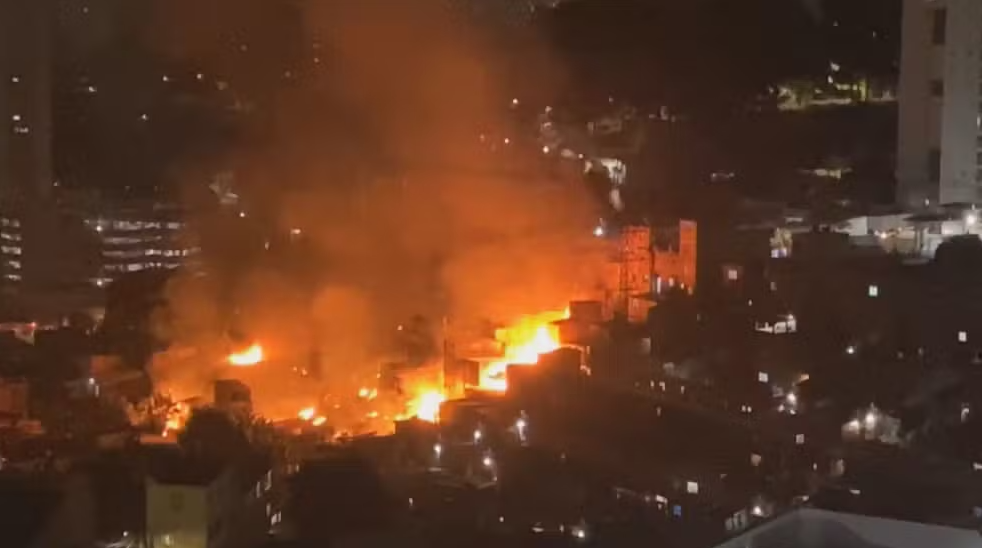 Incêndio começou por volta da meia-noite desta terça Reprodução: TV Globo