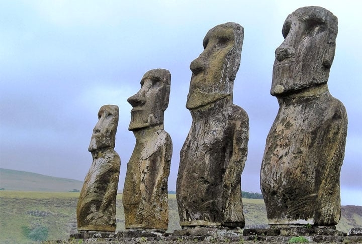 Remota, Hanga Roa também costuma ser um ponto de exploração de sítios arqueológicos, além de contar com uma rica herança cultural, incluindo os famosos moai. Reprodução: Flipar