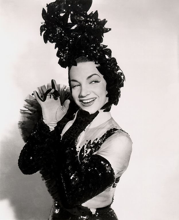 Carmen Miranda - Uma das artistas mais emblemáticas da história do Brasil, Carmen é natural de Marco de Canaveses, Portugal. Ela é considerada um símbolo do Brasil no exterior. Reprodução: Flipar