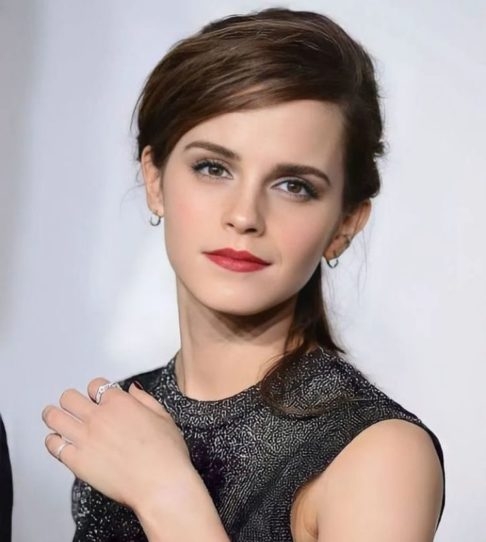 Emma Watson - Essa vai surpreender muita gente: a atriz que ficou eternizada no papel de Hermione não é britânica! Isso mesmo, Watson é natural de Paris, na França, e seus pais só se mudaram para a Inglaterra quando ela tinha cinco anos.  Reprodução: Flipar