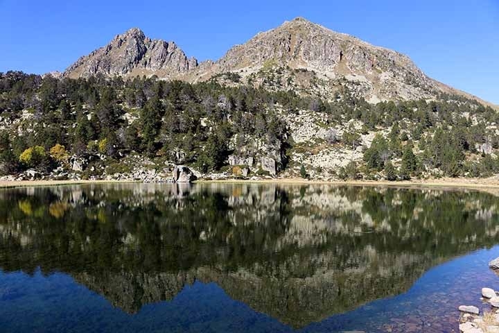 Ela observa que o pintor italiano representou as rochas na tela em cor branco-acinzentada, características das pedras encontradas em Lecco. 
 Reprodução: Flipar