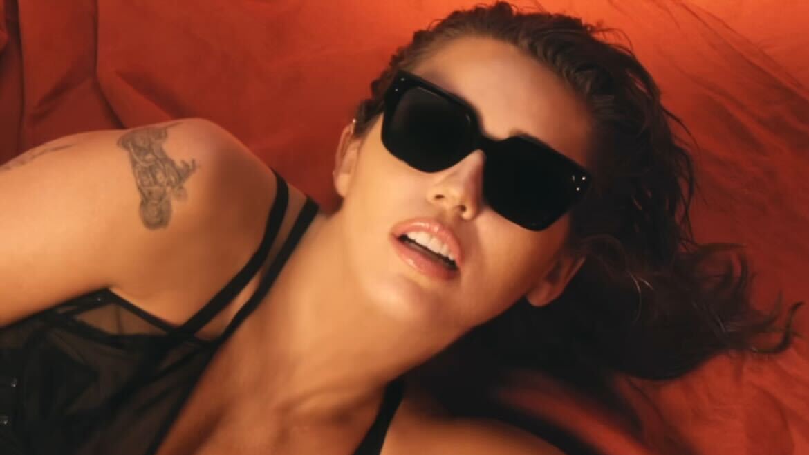 Miley Cyrus aposta em lingerie com transparência Reprodução Instagram - 19.4.2024
